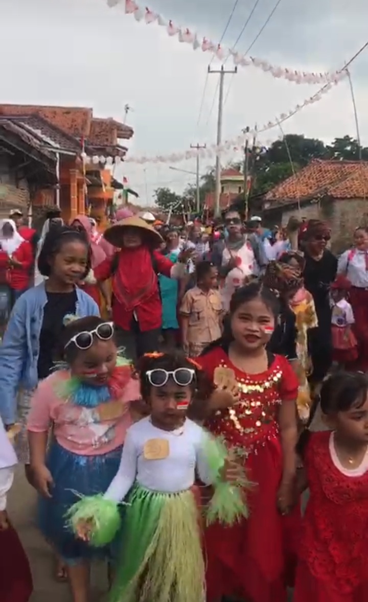 Warga Desa Cikadu Menggelar Jalan Santai dengan menggunakan Costum Sekolah Dalam memeriahkan HUT RI yang ke-77